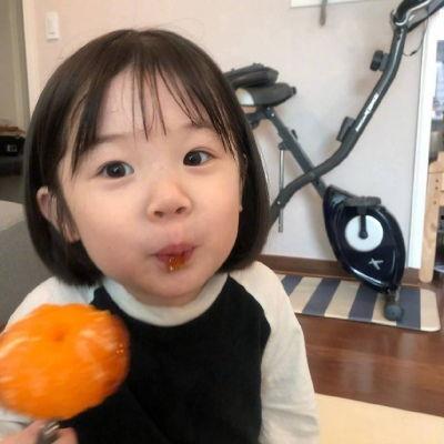 萌娃吃瓜头,萌态百出引网友爆笑