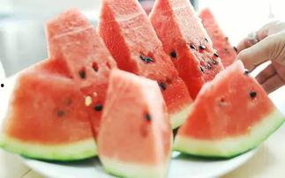 捧着西瓜用勺吃还是吃瓜,捧勺还是吃瓜，哪种方式更惬意？