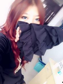 红发女生自拍吃瓜,趣味瞬间引网友热议